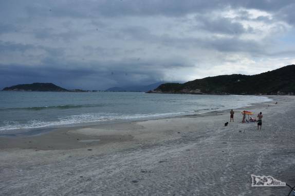 A isolada praia de Naufragados, no extremo sul de Florianópolis, Ilha de Santa Catarina